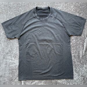 Lululemon Men's Metal Vent Tech Short Sleeve Grey
Size M